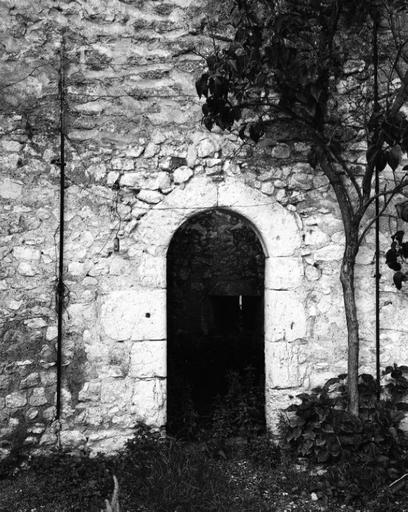 Enceinte du cloître, entrée de la tour depuis le jardin du presbytère.