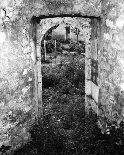 Enceinte du cloître, entrée, vue intérieure.