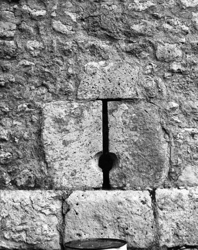 Enceinte du cloître, meurtrière.