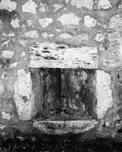 Enceinte du cloître, meurtrière, embrasure.