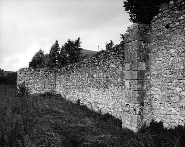 Enceinte du cloître, mur ouest, tour.