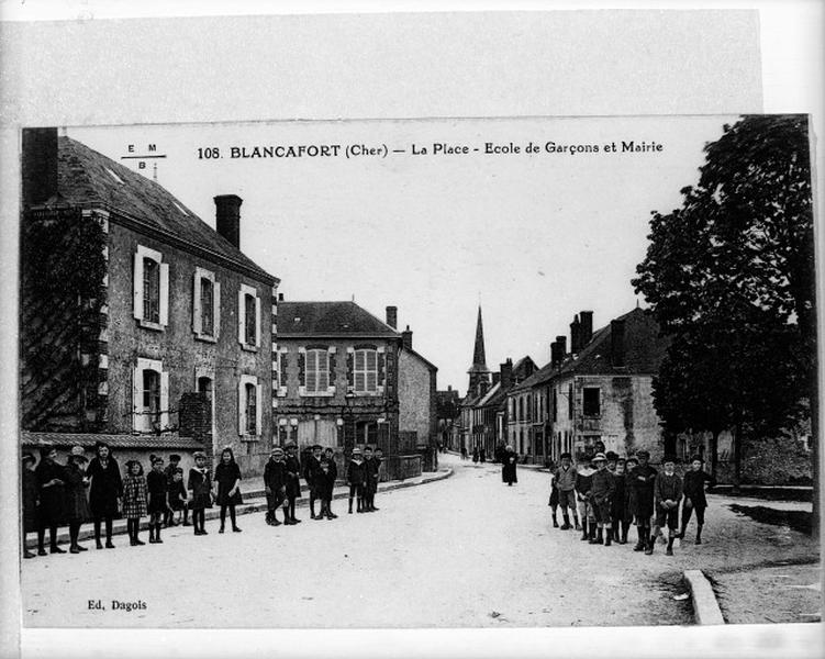 Vue d'ensemble de la place, école de garçons et mairie.