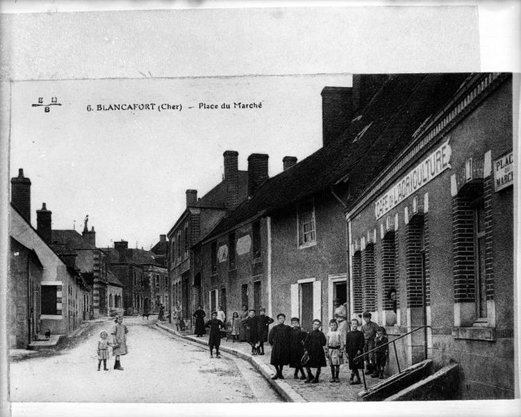 Vue d'ensemble de la place du Marché.