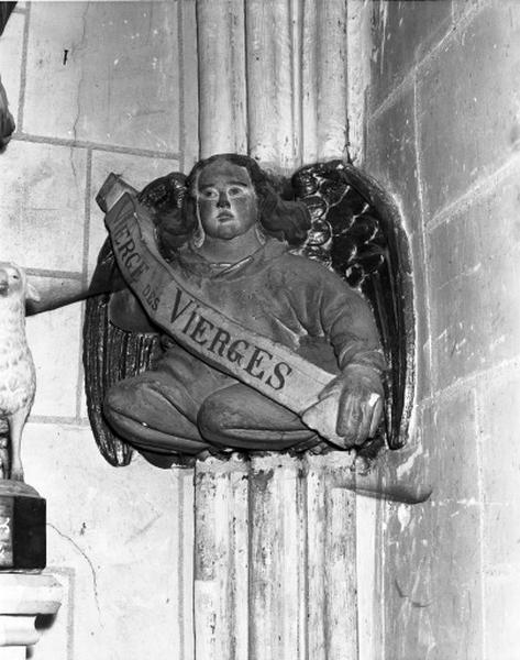 Transept sud, chapelle Est, culot figuré représentant un ange portant phylactère avec inscription en caractères modernes : VIERGE DES VIERGES.