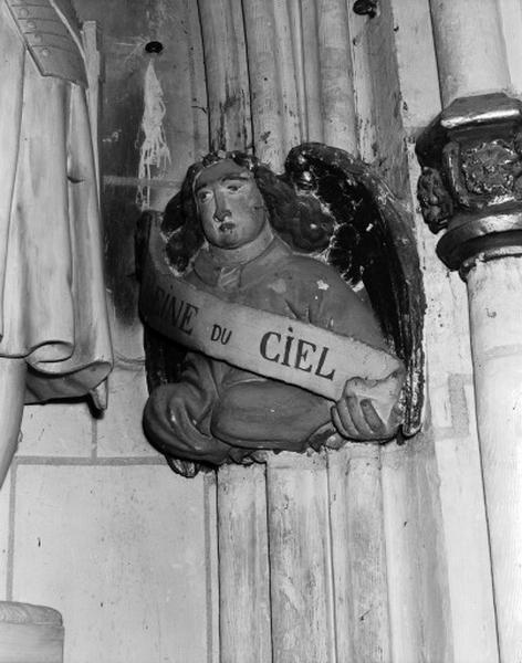 Transept sud, chapelle Est, culot figuré représentant un ange portant phylactère avec inscription en caractères modernes : REINE DU CIEL.