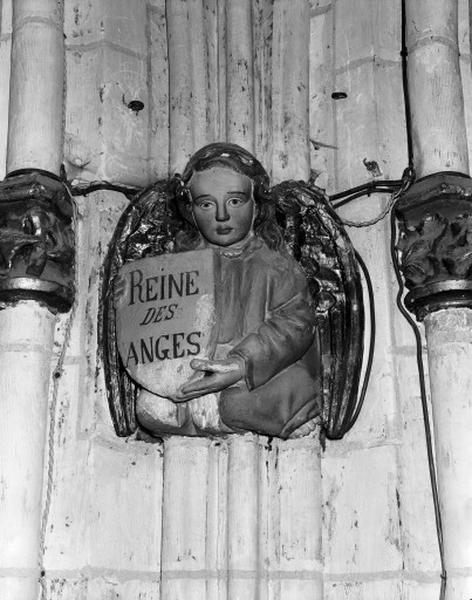 Transept sud, chapelle Est, culot figuré représentant un ange portant écu avec inscription en caractères modernes : REINE DES ANGES.