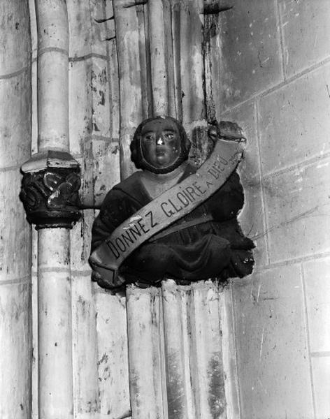 Transept sud, chapelle ouest, culot figuré représentant un personnage portant un phylactère avec un texte de Jérémie : DONNEZ GLOIRE A DIEU.