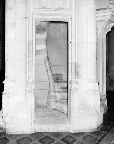 Pilier carré du transept sud, escalier à vis, suspendu au noyau.