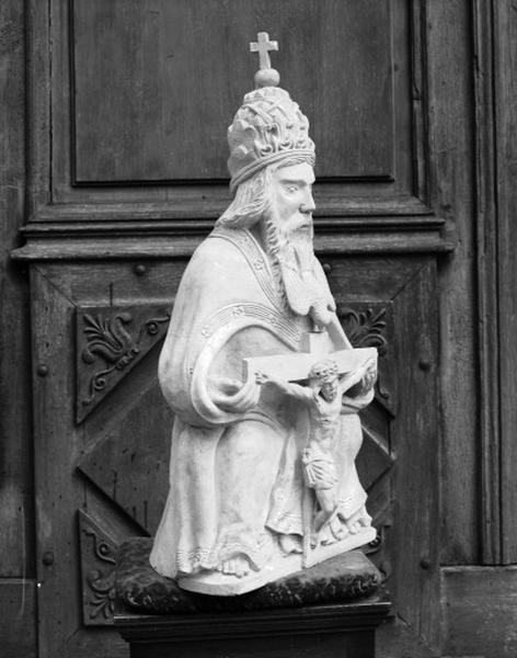 Dans une niche de la chapelle des Fonts Baptismaux, Dieu le Père, vue de trois-quarts droit.