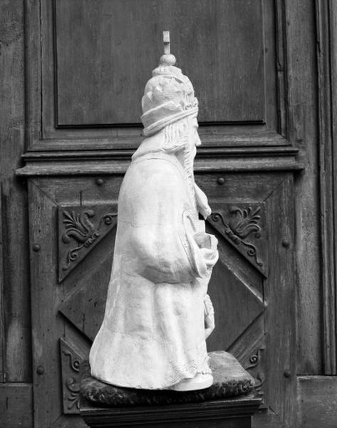 Dans une niche de la chapelle des Fonts Baptismaux, profil droit de Dieu le Père.