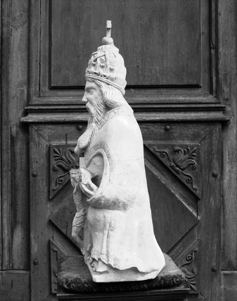 Dans la niche de la chapelle des Fonts Baptismaux, profil gauche de Dieu le Père.