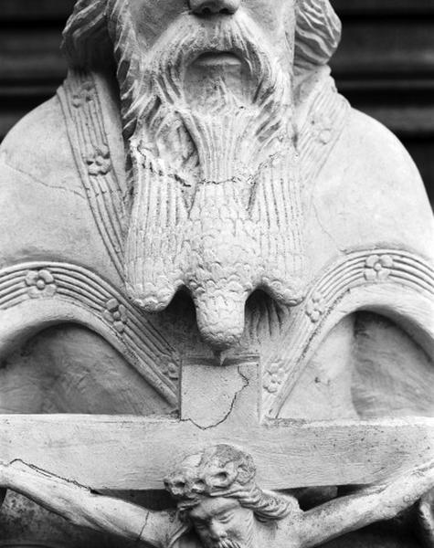 Dans la niche de la chapelle des Fonts Baptismaux, détail de la barbe de Dieu le Père : colombe.