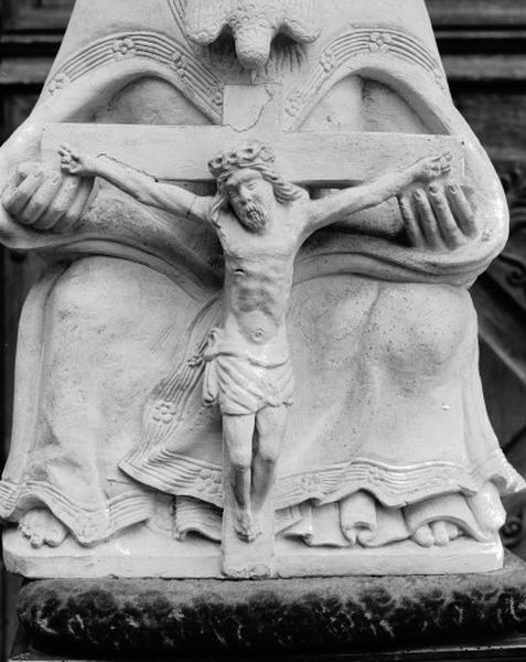 Dans la niche de la chapelle des Fonts Baptismaux, Christ en croix dans les mains de Dieu le Père.