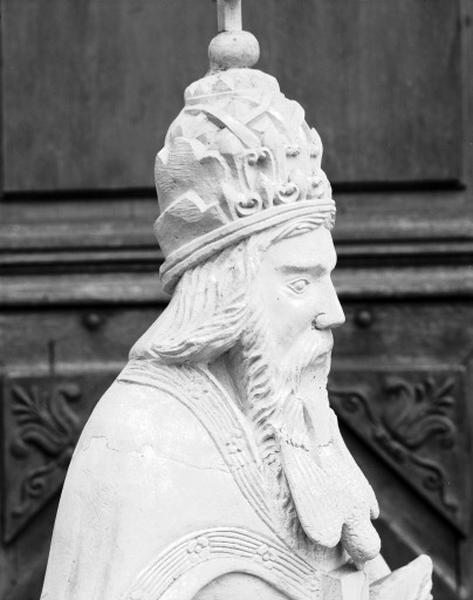 Dans la niche de la chapelle des Fonts Baptismaux, détail du profil droit de Dieu le Père.