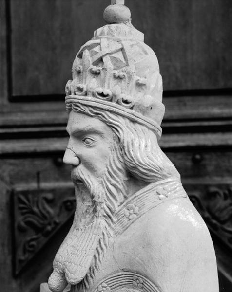 Dans la niche de la chapelle des Fonts Baptismaux, détail du profil gauche de Dieu le Père.