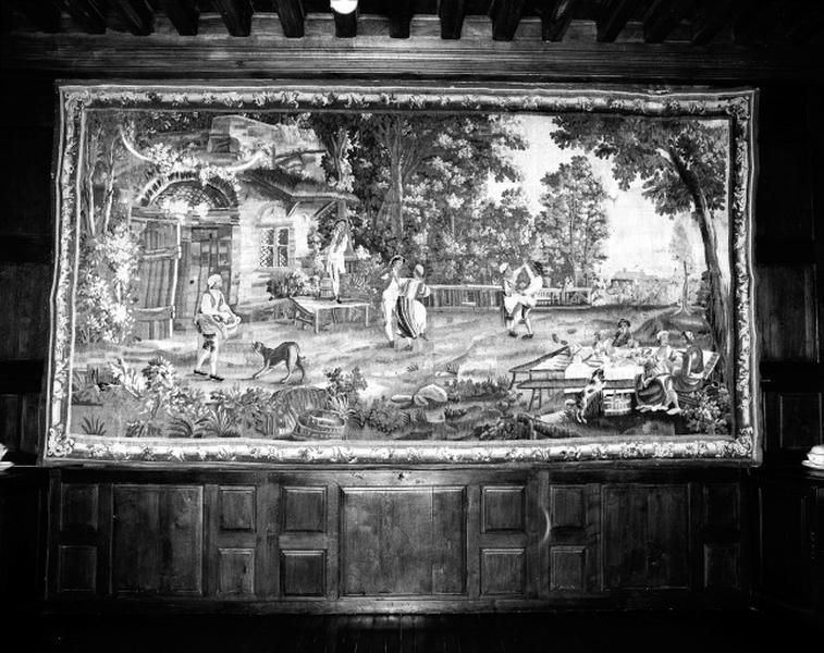 Tapisserie représentant une fête villageoise, vue d'ensemble.