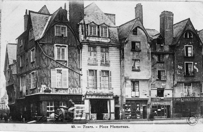 Façades des maisons sur la place, vue de volume prise du sud-est.