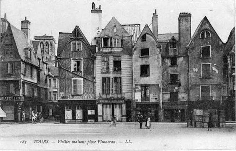 Place Plumereau : maisons fin XVe, état début du XVIe siècle, la taille du parcellauire se reflète dans l'élévation des maisons : parcelles étroites et allongées, façades étroites et hautes.