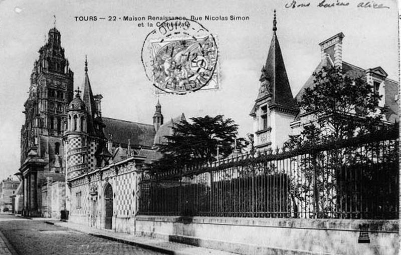 Vue d'ensemble prise de la rue Jules Simon (1904) : 'Maison Renaissance rue Nicolas Simon et la Cathédrale'.