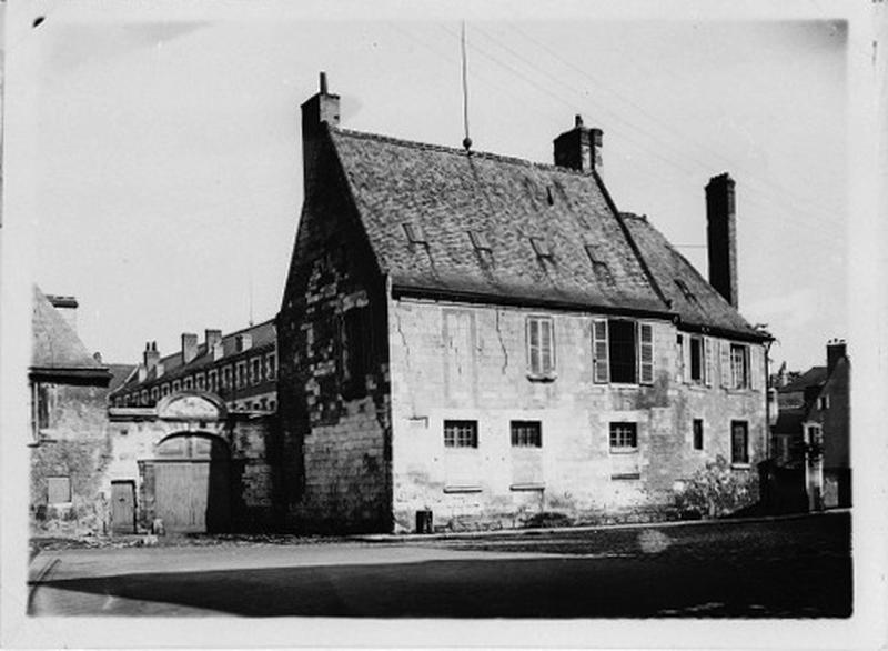 Façade antérieure sur rue, vue du sud-ouest : bâtiment 15e siècle remanié 18e siècle.