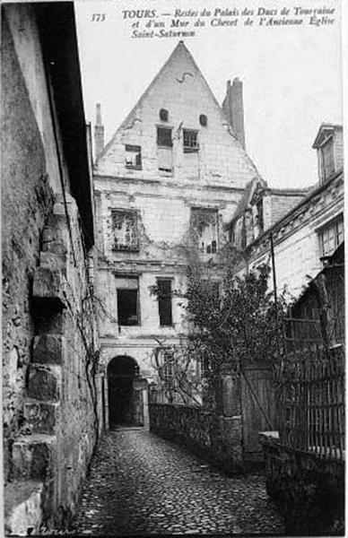 Restes du Palais des ducs de Touraine et d'un mur du Chevet de l'ancienne église Saint-Saturnin.