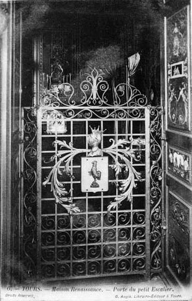 Maison style 'renaissance' du XIXe : porte du petit escalier en fer forgé, carte postale vers 1900.Blason avec un coq surmonté d'un heaume d'armure couronné.