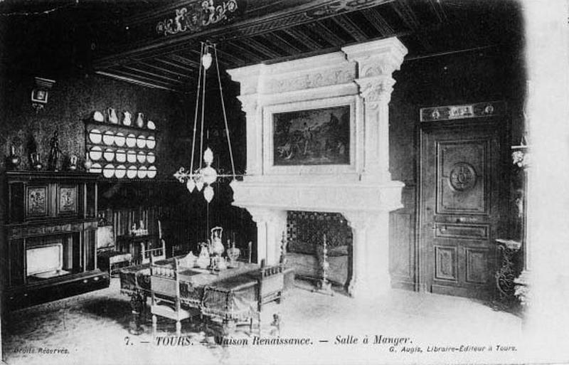 Maison style 'renaissance' du XIXe : salle à manger et cheminée monumentale, tableau sur la hotte : Actéon surprenant Diane au bain. sur la porte, 2 'C' entrelacés, mobilier style Henri II, sur le dressoir, copie de la Diane d'Houdon.