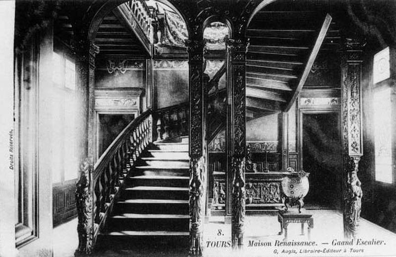 Maison style 'renaissance' du XIXe : grand escalier du hall d'entrée.