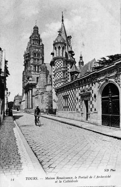 Maison style 'renaissance' du XIXe : portail de l'Archevêché et la Cathédrale, pavillon d'angle et mur de clôture sur la rue Jules Simon.