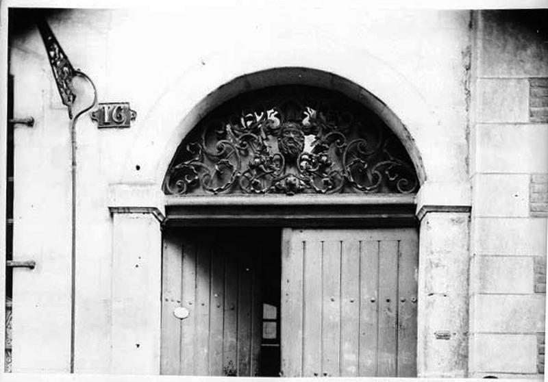 Façade antérieure sur rue, détail : imposte en fer forgé.