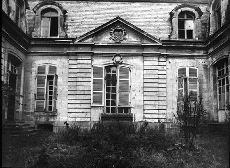 Façade antérieure sur cour.