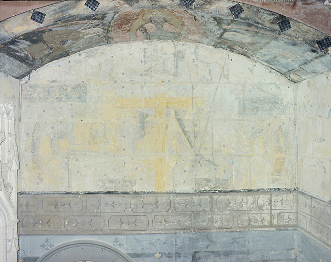 Chapelle sud du clocher, mur est : peintures murales du XVe siècle très restaurées au XIXe siècle.