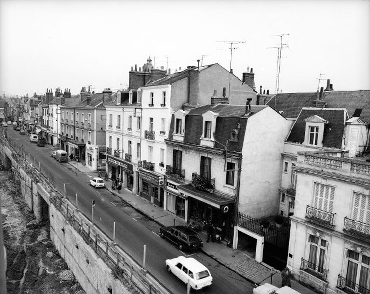 Côté est, vue prise du sud-ouest.