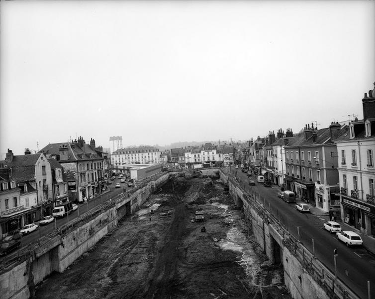 Vue des terrassements en novembre 1976 prise vers le nord.