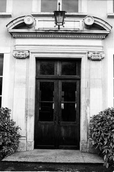 Vue de face du portail d'entrée.