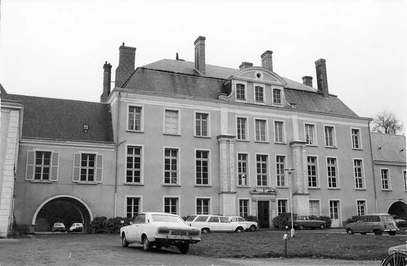 Façade principale sur cour du bâtiment central.