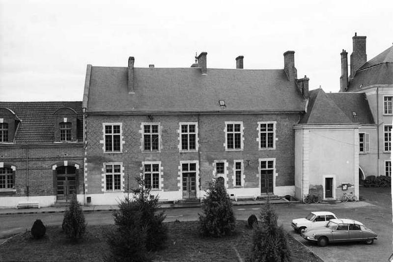 Aile 16e siècle : façade sur cour.