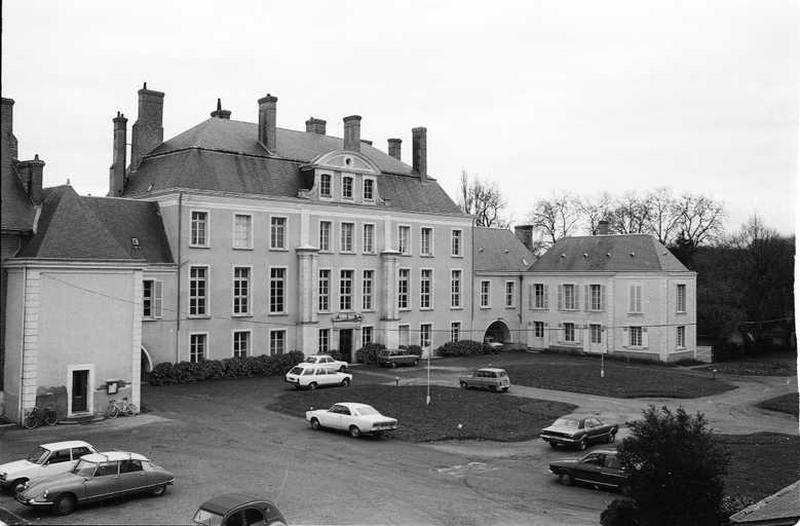 Vue d'ensemble du bâtiment central.