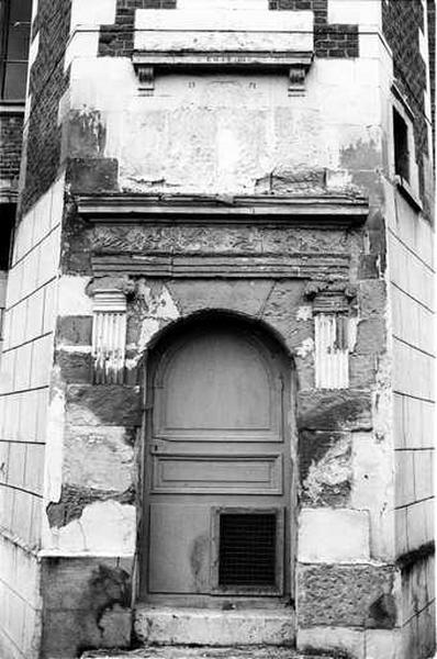 Porte d'entrée dans la tour.