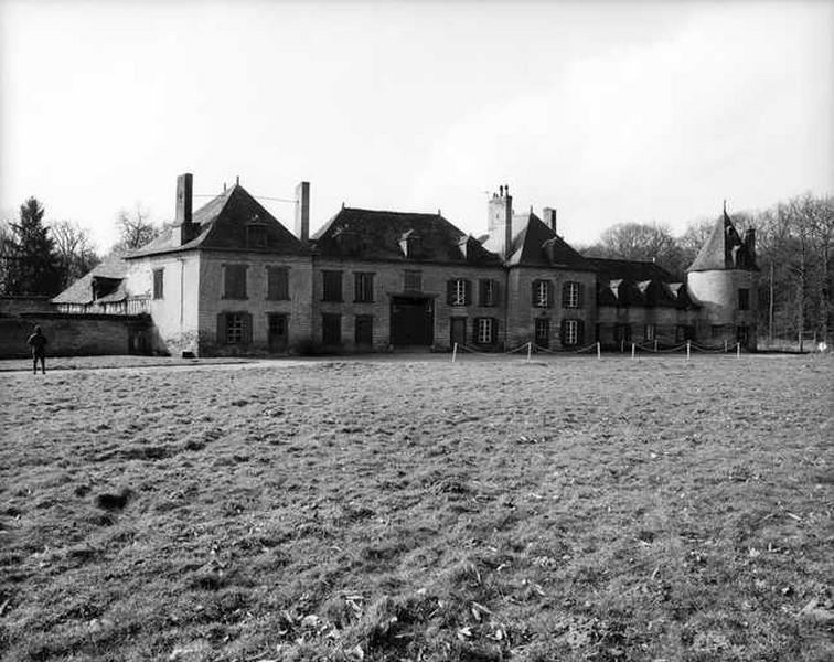 Façade antérieure sur parc.