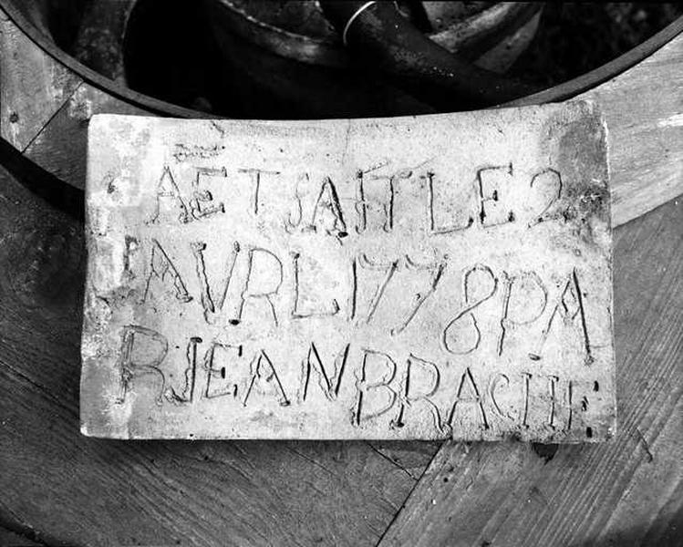 Tuile plate. Elle porte l'inscription et la date 'Aet fait le 2 avril 1778 par Jean Brache'.