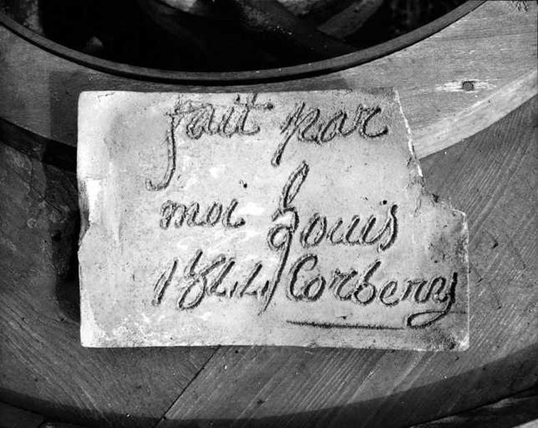 Tuile plate. Elle porte l'inscription et la date 'Fait par moi Louis Corbery 1844'.