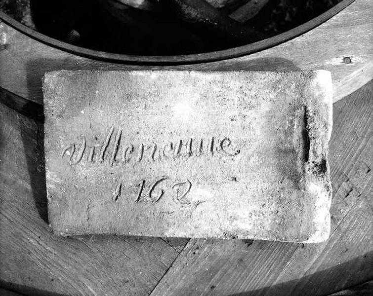 Tuile plate. Elle porte l'inscription et la date 'Villeneuve 1762'.