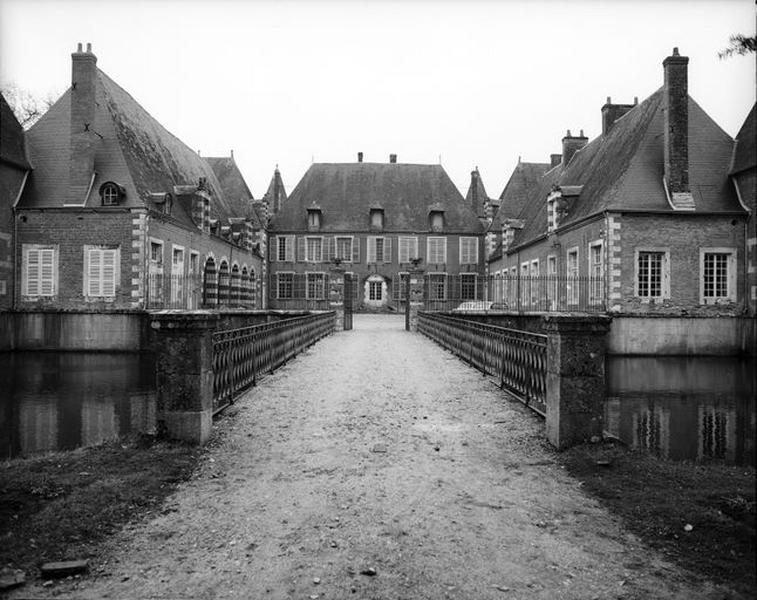 Façade antérieure sur cour, côté ouest.