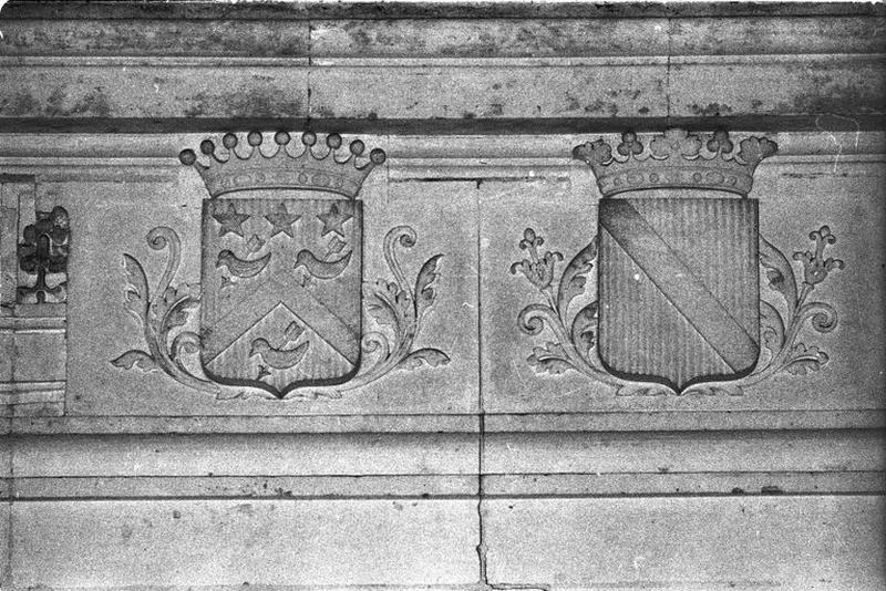 Armoiries sur la face de la cheminée de la Salle d'Honneur.