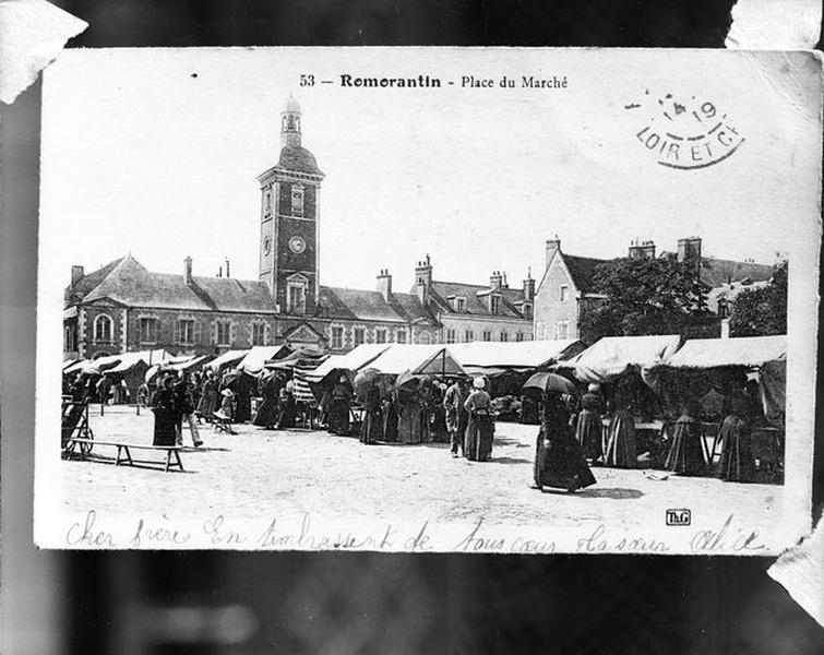 Vue d'ensemble de l'ancienne place d'Armes et ancienne place du Marché.