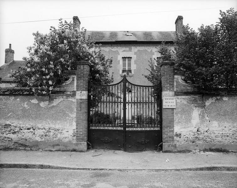 Porte cochère sans couvrement.