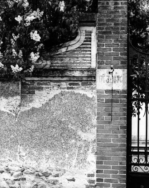 Pilier et mur de clôture.