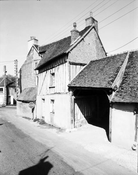 Deuxième corps de bâtiment et passage d'entrée donnant accès à la cour.