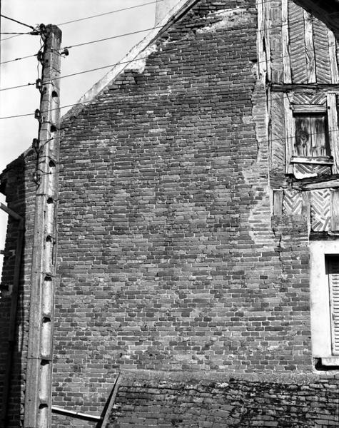 Mur-pignon en briques et pan de bois.